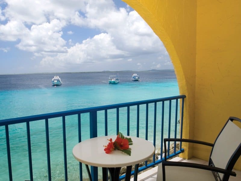 Divi Flamingo Beach Resortin huone